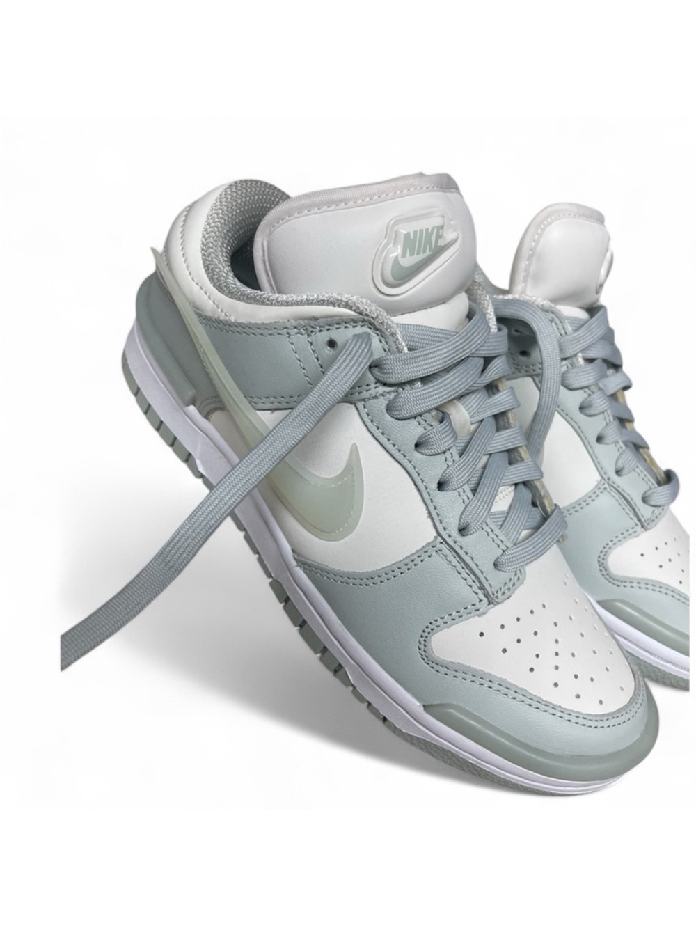 Nike Wmns Dunk Low Twist
LIGHT SILVER/SAIL-WHITECasual Sneakers
DZ2794-004 Sz 7 - Picture 2 of 10